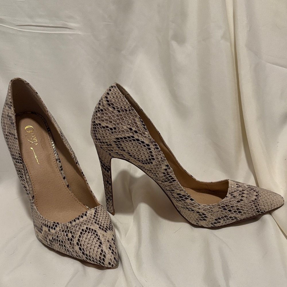 Chic Snakeskin Patterned Heels - image 1